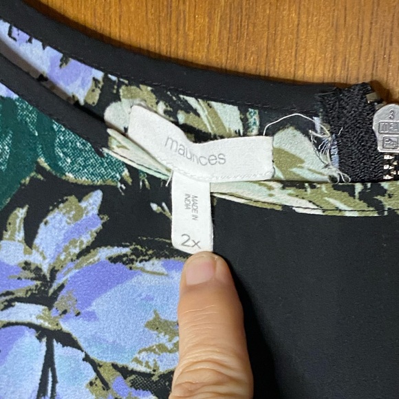 Maurices Black and Floral Top 2x - Picture 4 of 5